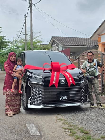 Encik Hafiz with 2022 Toyota Voxy SZ