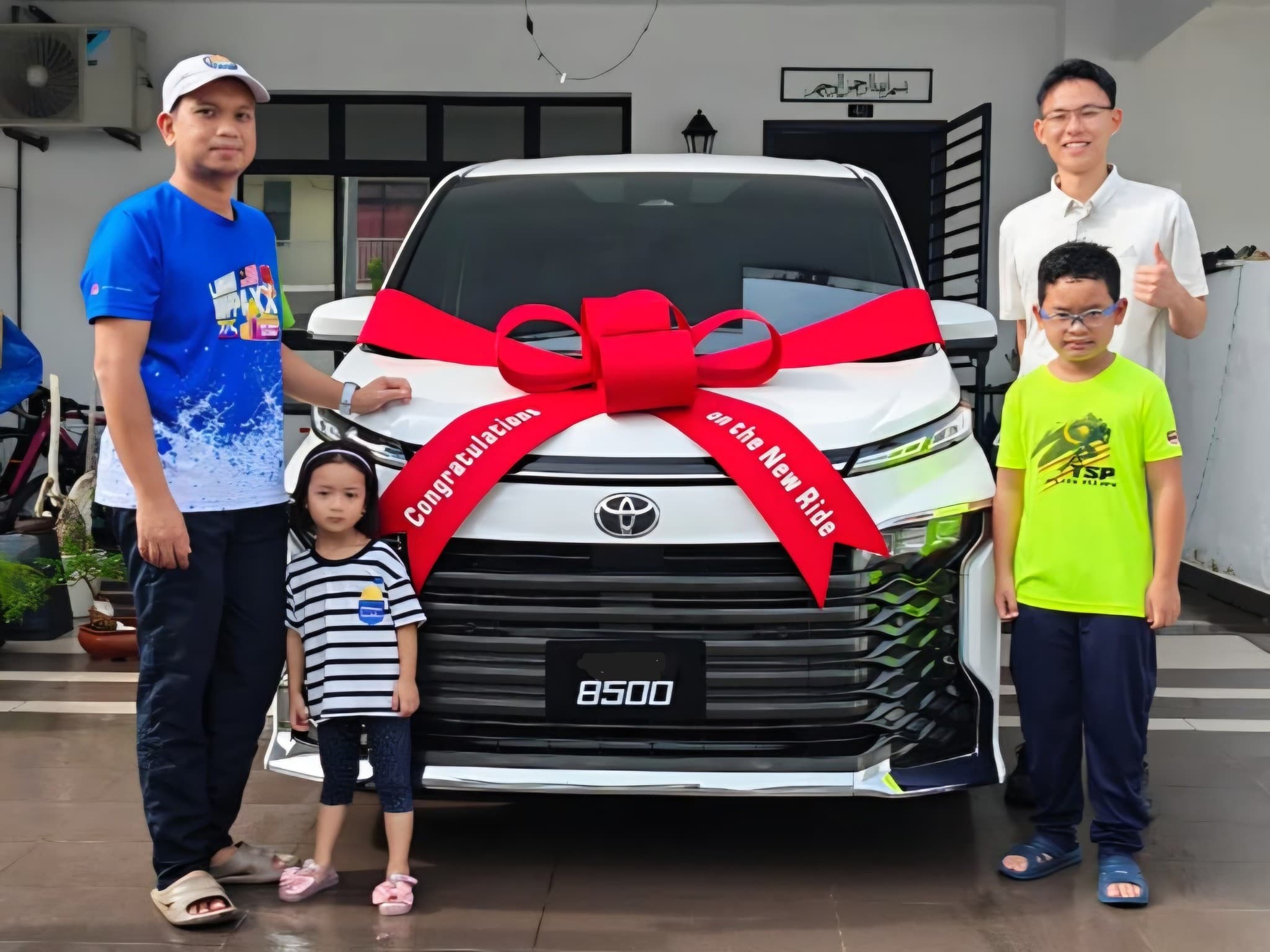 Encik Rezuan with 2022 Toyota Voxy SZ